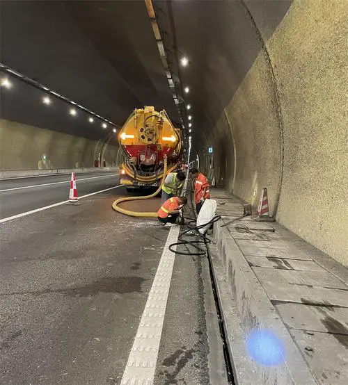 乌海隧道排水渠清淤